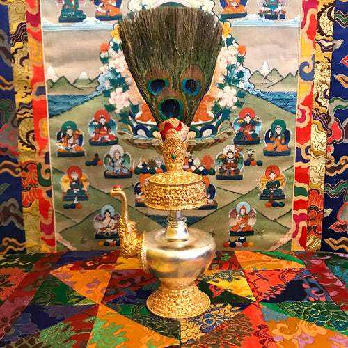 Bhumpa chapado en oro con piedra